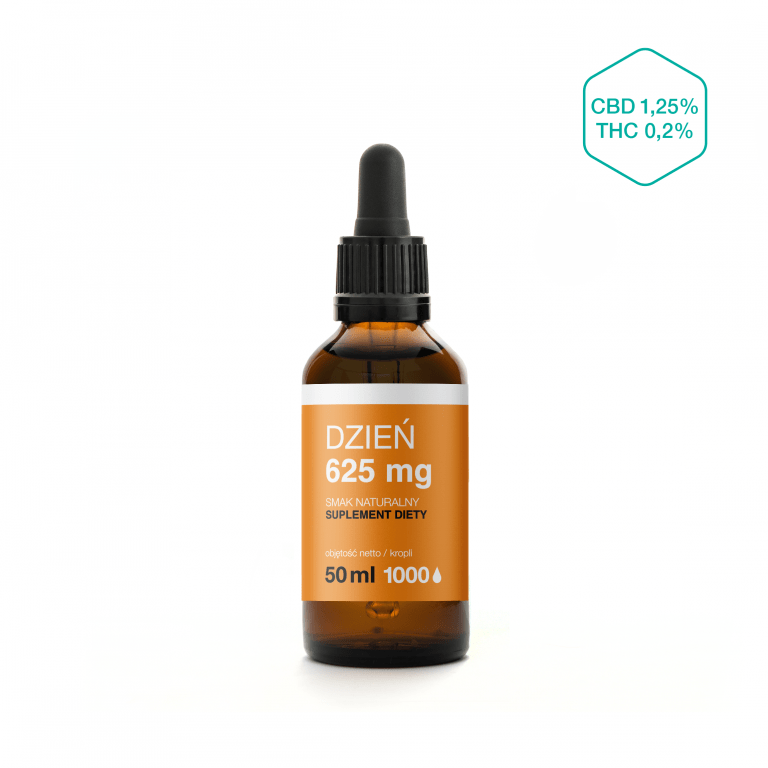 Zdjęcie przedstawiająca brązową butelkę z zakręconą pipetą z pomarańczową-białą etykietą z napisem: Dzień 625 mg, smak naturalny, suplement diety, 50 ml, 1000 kropli oraz piktogram CBD 1,25% THC 0,2% w prawym górnym rogu.